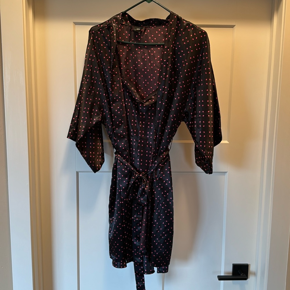 Black with tiny red/pint hearts Peignoir set. Polyester